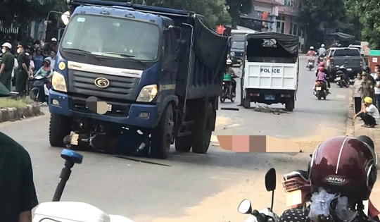 Video khoảnh khắc xe máy băng qua đường va chạm ô tô khiến 2 người thương vong