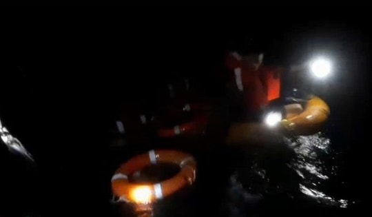 Cứu nạn kịp thời 6 thuyền viên gặp nạn trên vùng biển Cát Bà