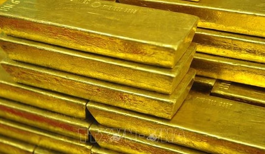 Giá vàng thế giới tăng hơn 2%; giá dầu mỏ thấp nhất trong 4 năm