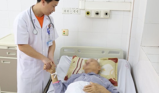 Giành sự sống trong gang tấc cho cụ ông 85 tuổi bị vỡ phình động mạch chủ bụng