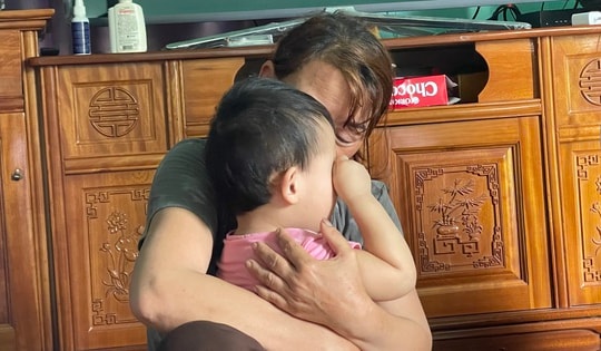 Mẹ nghèo ôm cháu nhỏ khóc thương con gái tử vong ở nước ngoài