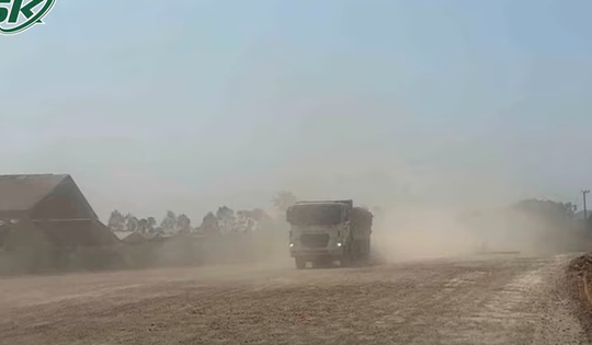 Gã côn đồ hung hãn chặn xe, rút súng bắn gục tài xế xe tải vì 'làm bụi bay trên đường'