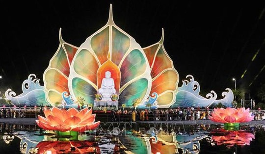 Hơn 10.000 người tham gia lễ thắp nến cầu hòa bình trong khuôn khổ Đại lễ Vesak 2025