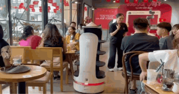 Độc lạ quán cà phê ở Hà Nội có robot pha chế, phục vụ
