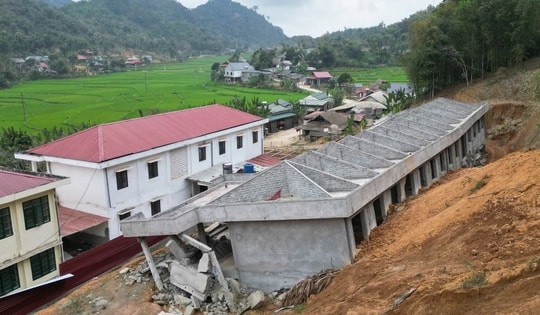 Chậm xây trường sau sạt lở, học sinh gồng mình đến lớp tạm