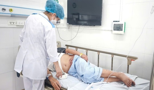 Nghĩ là 'giời leo' nên đắp đậu xanh, cụ ông bị tổn thương da nghiêm trọng do zona thần kinh