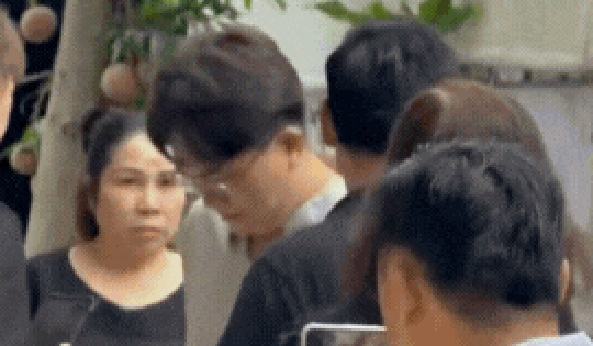 Phút thất thần của MC Đại Nghĩa giữa lúc mẹ ruột qua đời