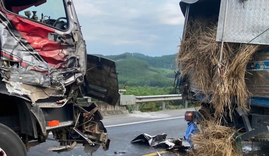 Hiện trường vụ tai nạn liên hoàn giữa 4 ô tô trên tuyến La Sơn - Tuý Loan