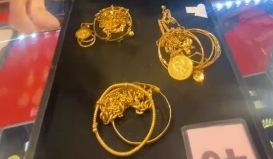 Dọn dẹp chiếc giường cũ, bất ngờ phát hiện gói vàng trị giá 500 triệu đồng