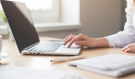 Không nên bỏ qua kem chống nắng khi làm việc trong nhà