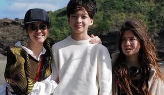 Cặp song sinh Tôm - Tép nhà Hồng Nhung hiếm hoi lộ diện