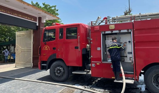 Cháy phòng thí nghiệm trường chuyên nổi tiếng nhất Nghệ An, học sinh phải sơ tán