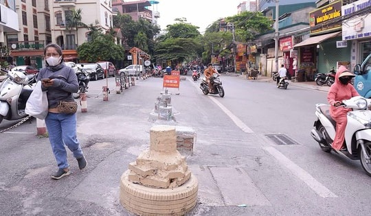 Tự ý đổ 5 trụ bê tông 'chình ình' trước chung cư Lilama, xử lý thế nào?