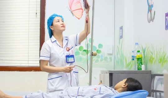 Khi điều dưỡng viên, kỹ thuật y trở thành bạn tâm tình và 'người nhà' của người bệnh