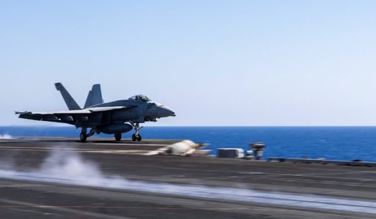 Chiến đấu cơ F/A-18 Super Hornet của Mỹ bị rơi từ tàu sân bay xuống Biển Đỏ