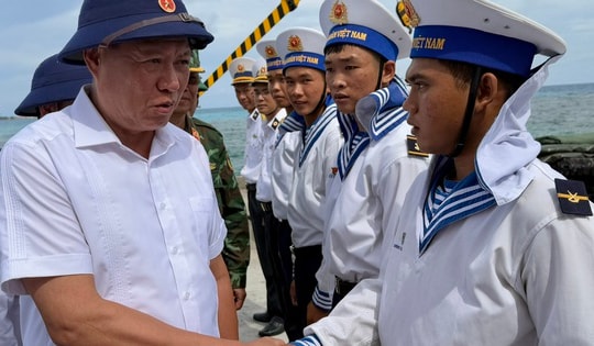 Thêm yêu biển đảo và chiến sĩ Hải quân trong hải trình đặc biệt đến với Trường Sa