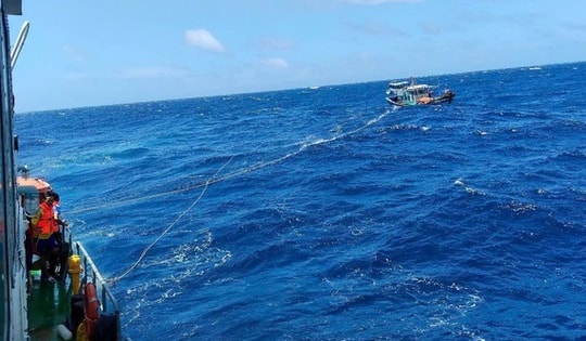 Tìm kiếm ngư dân và tàu cá mất liên lạc trên biển