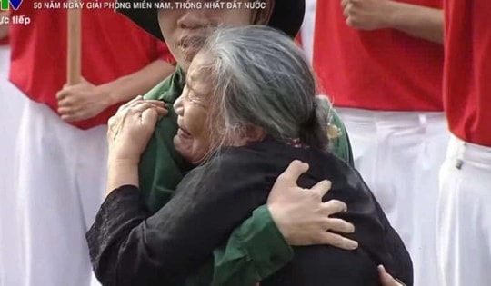 Đạo diễn kể chuyện ca khúc Màu hoa đỏ 'suýt' không có trong kỷ niệm 50 năm Ngày Giải phóng miền Nam, thống nhất đất nước