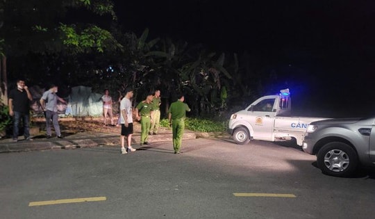 Nam thanh niên tử vong cạnh chiếc xe máy