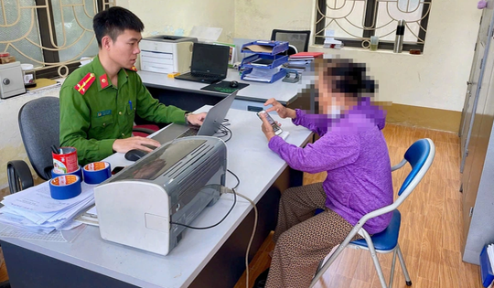 Cụ bà 77 tuổi suýt mất 200 triệu đồng sau khi nghe 'công an rởm' đọc lệnh khởi tố qua điện thoại