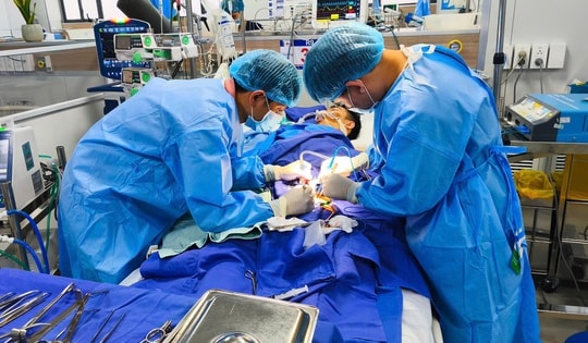 Nam thanh niên nguy kịch từ triệu chứng sốt cao, đau âm ỉ vùng thượng vị