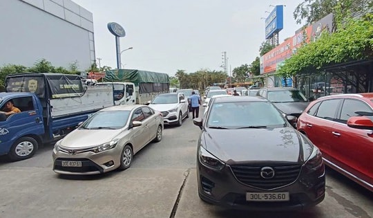 Chờ đợi hàng giờ ở trung tâm đăng kiểm Hà Nội: Đừng để xe bị từ chối vì lỗi này