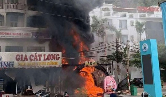 Quán bar ở Cát Bà bất ngờ bốc cháy