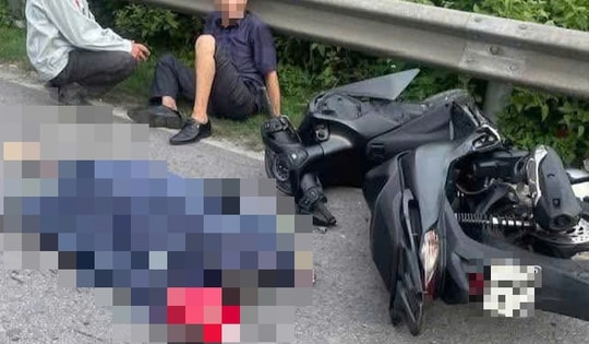 Va chạm với ô tô đầu kéo, hai bố con thương vong