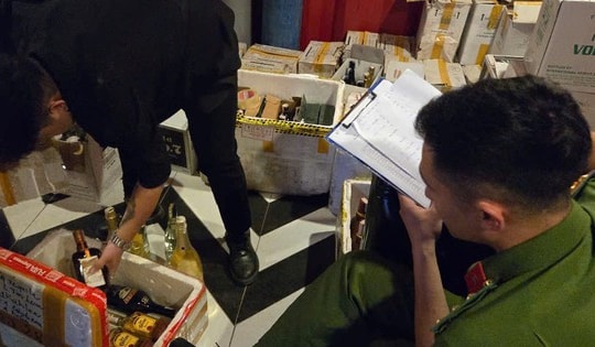 Phát hiện gần 300 chai rượu không rõ nguồn gốc trong quán bar WARM ở Đà Lạt