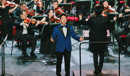 NSND Quốc Hưng xúc động khi hát 'Việt Nam quê hương tôi' tại nhà hát lớn nhất Kazakhstan