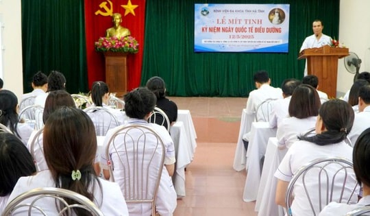 Bệnh viện Đa khoa tỉnh Hà Tĩnh mít tinh kỷ niệm ngày Quốc tế điều dưỡng