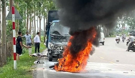 Va chạm với ô tô, người đàn ông ở Hải Dương tử vong, xe máy bất ngờ bốc cháy