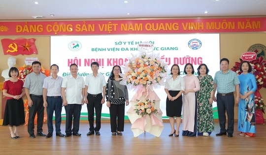 Nụ cười hiền hậu, chăm sóc tận tâm của điều dưỡng giúp người bệnh vơi đi nỗi lo ốm đau