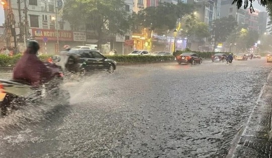 Khẩn cấp cảnh báo mưa dông rất lớn ở nhiều khu vực do khối khí nóng và lạnh giao tranh