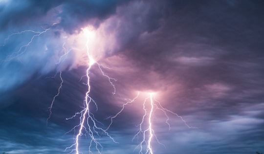 Nam shipper bị sét đánh khi đang đi trên đường