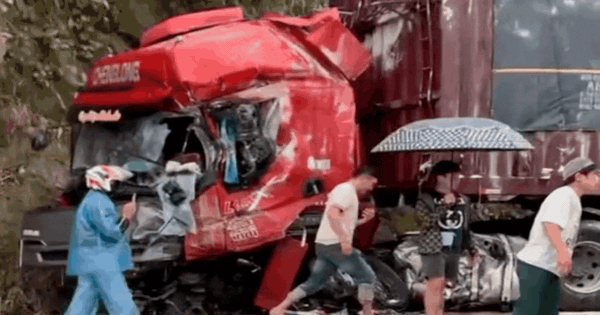 Video 2 ô tô đâm trực diện, 2 người thương vong