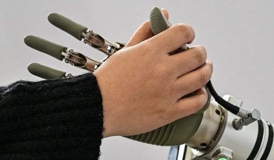 Ngày càng nhiều người coi chatbot AI là 'vợ', là 'bạn thân': “Cô ấy giúp tôi vui trở lại”