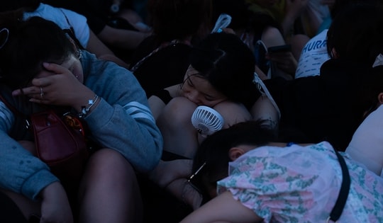 Fan đội mưa, nằm vạ vật xuyên đêm chờ xem concert 'Anh trai say hi'