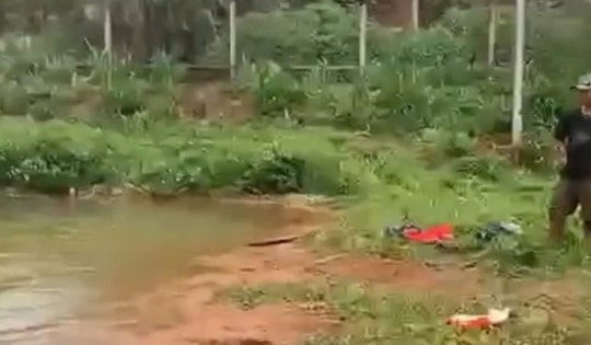 Rủ nhau ra hồ tưới cà phê tắm, 2 cháu nhỏ đuối nước tử vong