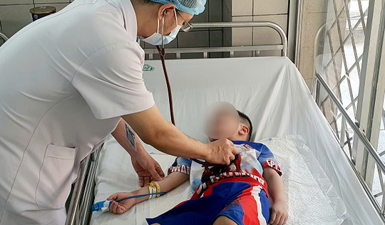 Hi hữu bé trai 5 tuổi nghịch dây giải rút, tự 'thắt cổ' mình