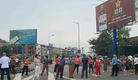 Người dân chung tay giúp đỡ tài xế chở dưa hấu gặp nạn