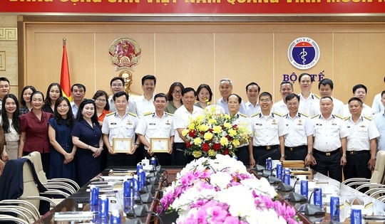 Bộ Y tế tặng Kỷ niệm chương Vì sức khoẻ nhân dân cho 12 cán bộ, sĩ quan thuộc Quân chủng Hải quân
