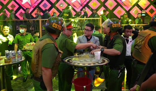 Bắt chủ quán cùng hàng chục người liên quan quán bar Paris Night ở Bình Thuận