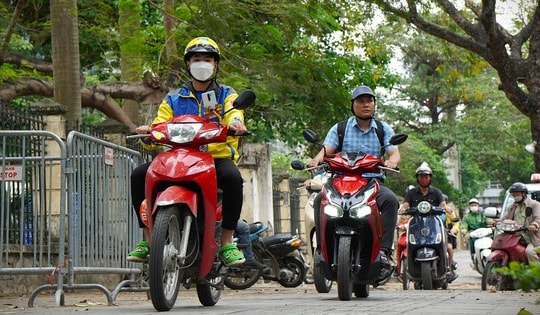 Xe máy leo vỉa hè: Trường hợp nào không mất cả tháng lương?
