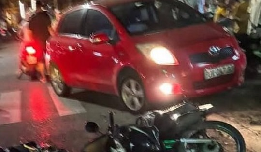 Va chạm giữa ô tô và nhiều xe máy khiến 2 người nhập viện