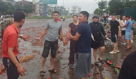 Hậu cảnh tượng xúc động sau vụ tai nạn: Tài xế xe chở dưa hấu đã tử vong