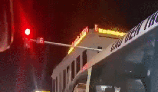 Tài xế xe buýt mở cửa đập vào xe chở trẻ em, liên tục thách thức