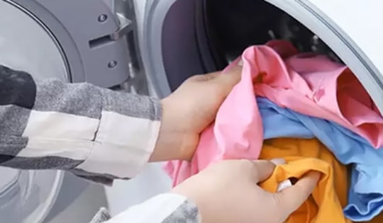 Quần áo giặt xong quên phơi nhiều giờ có cần giặt lại?