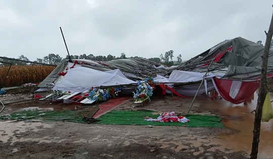 Gió lốc bất ngờ làm rạp cưới đổ sập ở Quảng Trị