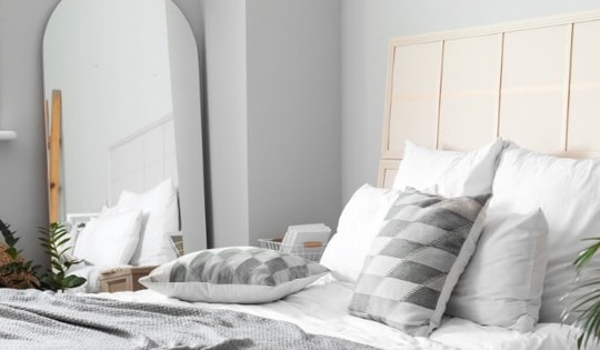 Đây là lý do tại sao không nên để gương chiếu vào giường ngủ